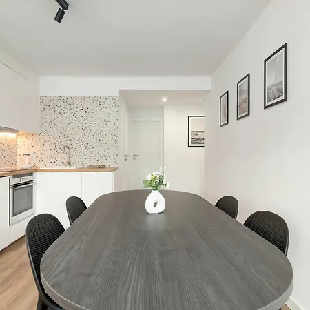 Spacious In For 6 People By Renters *